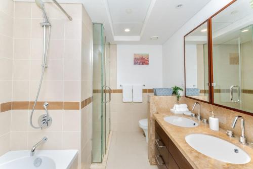 King 1BR Apartment With Burj Khalifa & Fountain View photo 3