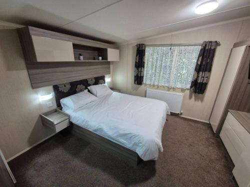 A bed or beds in a room at Swift