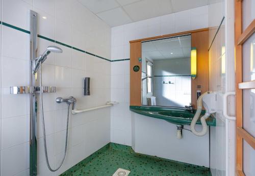 Koupelna v ubytování B&B HOTEL Blois Nord Vallée Maillard
