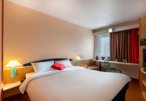 Postel nebo postele na pokoji v ubytování B&B HOTEL Blois Nord Vallée Maillard