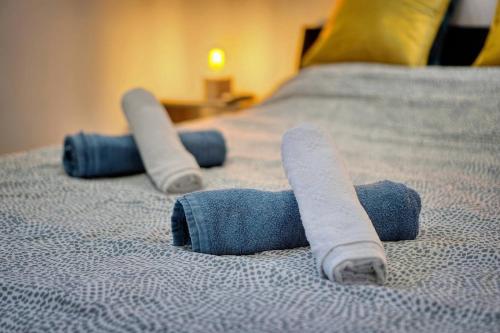 - un ensemble de serviettes roulées sur un lit dans l'établissement Le 8 - Cannes, à Cannes