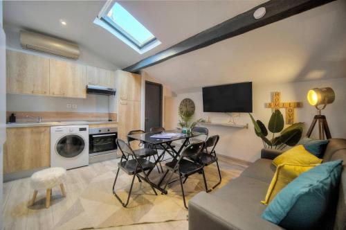 un salon avec une table et des chaises et une cuisine dans l'établissement Le 8 - Cannes, à Cannes