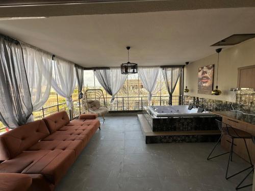 Una gran sala de estar con un sofá y una bañera. en The Casa Alegra Luxury Villa, en Belek