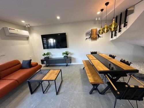 una sala de estar con una mesa y un sofá en The Casa Alegra Luxury Villa, en Belek