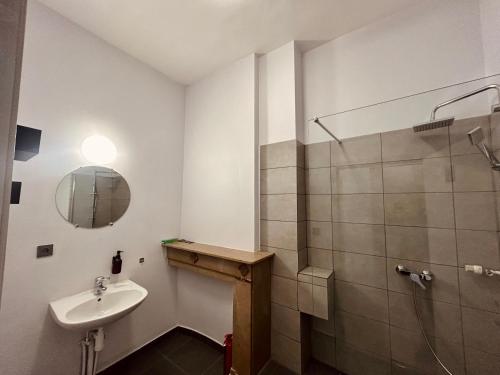 European District Hostelにあるバスルーム