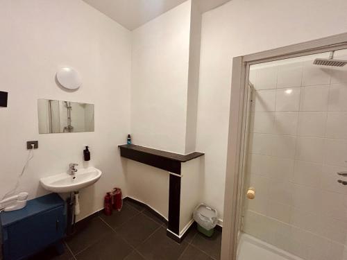 European District Hostelにあるバスルーム