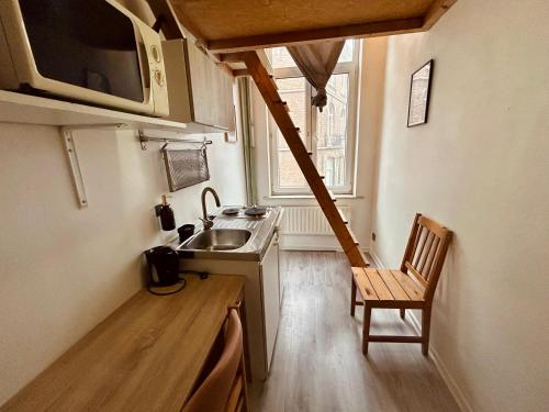 European District Hostelにあるキッチンまたは簡易キッチン