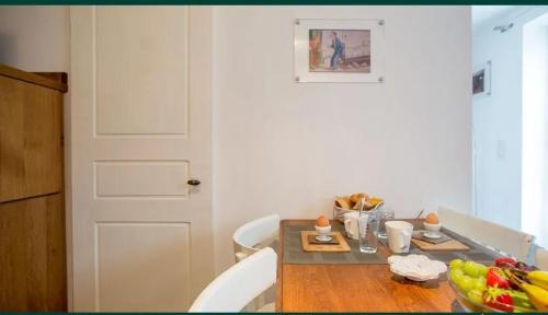 Makanan di atau berdekatan apartmen