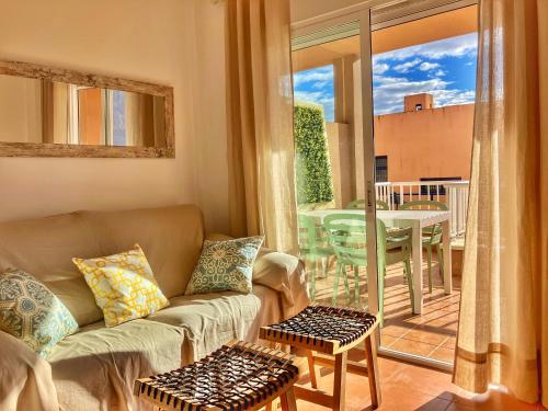 sala de estar con sofá y balcón con mesa en Relajantes vistas al mar Mojácar, en Mojácar