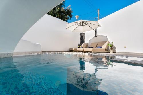 Bazén v ubytování La Bellezza Eco Boutique Hotel nebo v jeho okolí