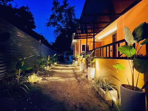 Taman di luar Group-Friendly Stay, Minutes from the Airport