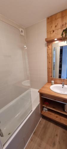 une salle de bain avec une douche, un lavabo et une baignoire dans l'établissement Les Orres 1800 vue montagne 4 à 6 couchages avec parking, aux Orres