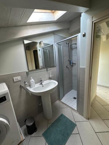 Un baño de Apt Nettuno - Relax Privè - 3 Bedrooms - 2 Baths - AC - Parking - Wifi