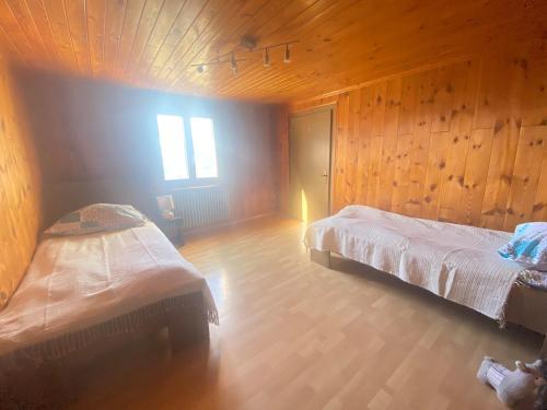 Katil atau katil-katil dalam bilik di AlpenHaus, retreat home