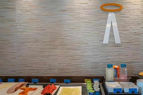 une table avec la lettre A sur un mur dans l'établissement Hotel Saint Moritz Flat particular Conforto e Tranquilidade no Centro de Brasília, à Brasilia