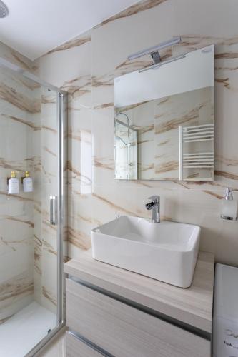a bathroom with a sink and a mirror at Arya's Corner by the Lake - Parcheggio - Vista lago in Arona