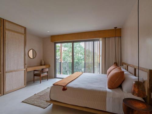 Un dormitorio con una cama grande y una ventana grande en luxury Penthouse Tulum, en Tulum