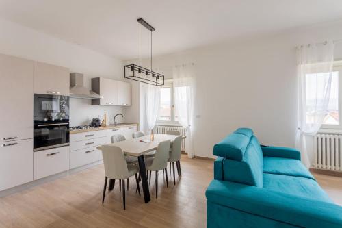 a living room with a table and a blue couch at Arya's Corner by the Lake - Parcheggio - Vista lago in Arona
