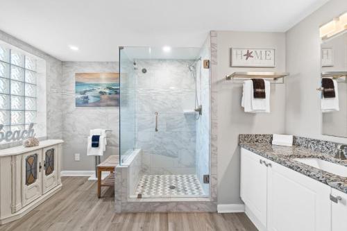 Ένα μπάνιο στο Brand New! BeachFront, SPECTACULAR VIEWS, LRG BALCONY
