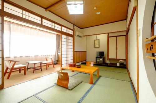 a japanese room with a table and chairs at Mitsui Bekkan in Yonago