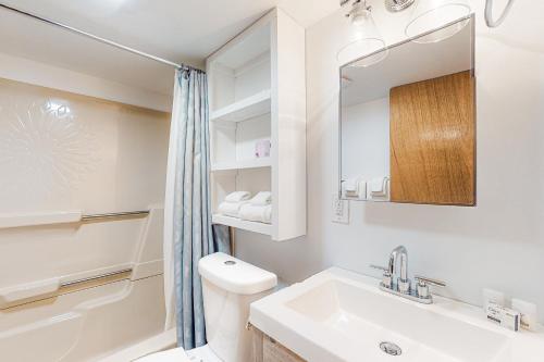 Un baño con lavabo, inodoro y espejo. en 278 Ghia Farm Road, en Ludlow