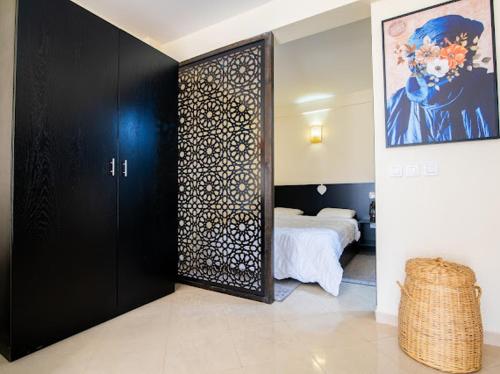 una habitación con una puerta y una cama en ella en Appartement résidence, en Taghazout