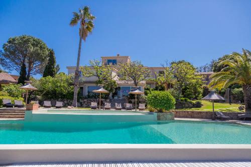 une piscine devant une maison dans l'établissement Résidence Les Toits de Santa Giulia, à Porto-Vecchio
