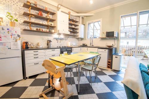 une cuisine avec une table et une salle à manger dans l'établissement Le 54 - Tours, à Tours