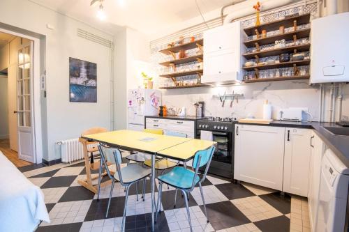 une cuisine avec une table et des chaises dans l'établissement Le 54 - Tours, à Tours