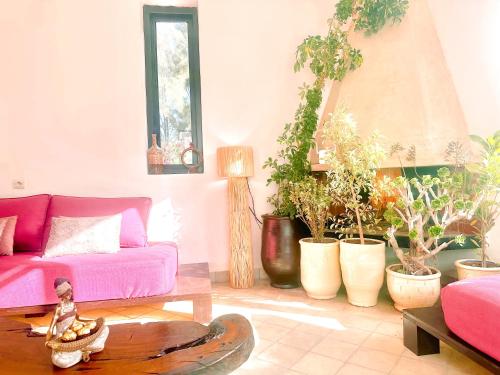 Coin salon dans l'établissement RELAXING EXPERIENCE In ESSAOUIRA-VILLA OLIVE