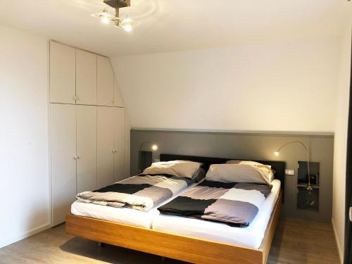 ein Schlafzimmer mit einem großen Bett in einem Zimmer in der Unterkunft Schlei 48 in Borgwedel