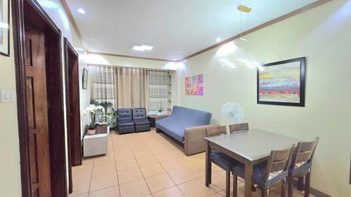 Χώρος καθιστικού στο Ina Mansion Baguio Condo near Burnham by DeiGratia