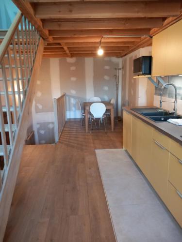 Il comprend une cuisine et une salle à manger avec une table à manger. dans l'établissement Via Lactéa, à Saint-Goussaud