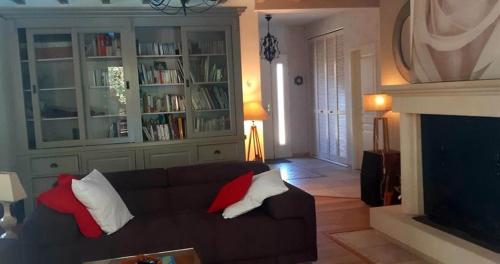 a living room with a couch and a fireplace at Villa Romance in Audenge