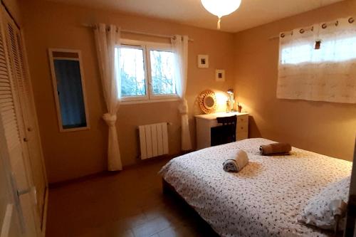 a bedroom with a bed and a window at Villa Romance in Audenge