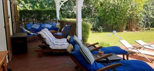 a porch with chairs and a gazebo at Villa Romance in Audenge