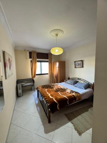 una camera con un grande letto di Apartment in the Center of Tangier a Tangeri
