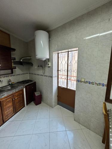 una piccola cucina con lavandino e finestra di Apartment in the Center of Tangier a Tangeri
