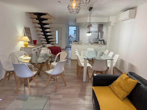 une salle à manger et une cuisine avec une table et des chaises dans l'établissement Maison de ville des Bernardines - Orgelet, à Orgelet