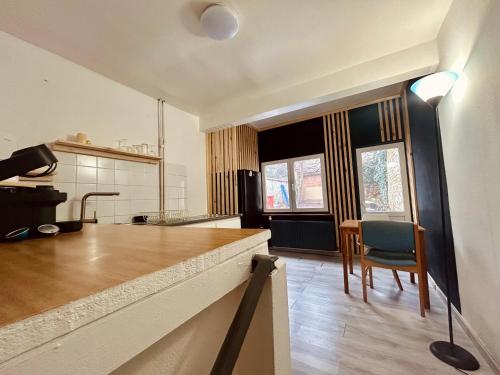 Una cocina con una mesa y una silla en una habitación. en European District Apartment Zero, en Bruselas