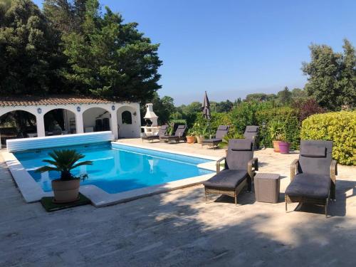 villa spacieuse piscine jacuzzi 8 chambres 22 couchages