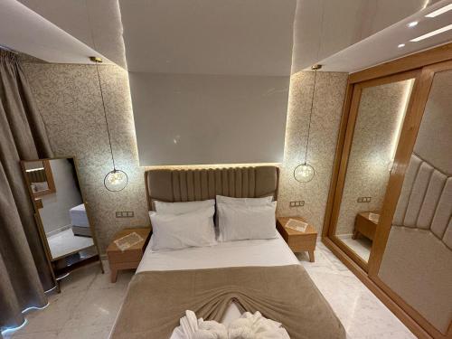 Postel nebo postele na pokoji v ubytování The Royal Suite Apartment in the heart of Tangier