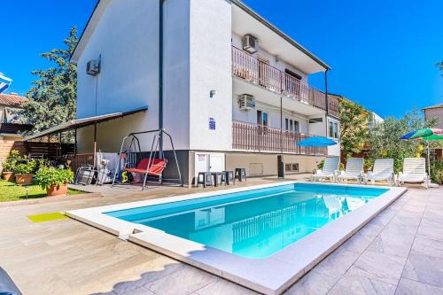 Apartment 3 with pool