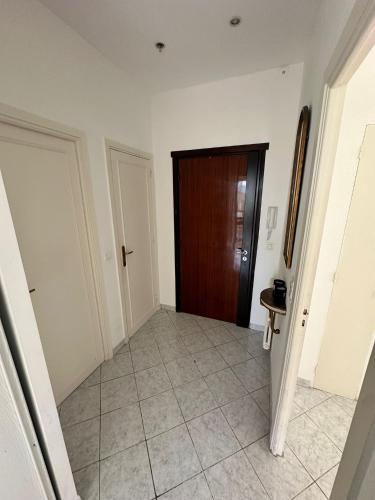 - un couloir avec une porte et du carrelage dans l'établissement Garden in Nice Mont Boron, à Nice