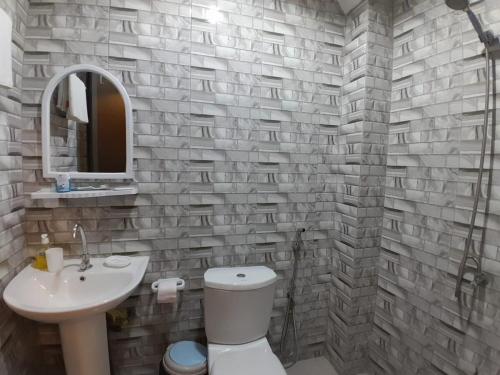 Bilik mandi di Bedroom-Simple and Comfortable-Colobane, Dakar
