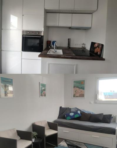 un salon avec un canapé et une cuisine dans l'établissement TY SAM Beau T2, terrasse vue mer, à Trébeurden