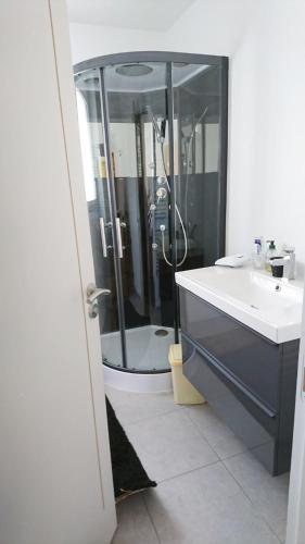 une salle de bain avec une douche, un lavabo et une baignoire dans l'établissement TY SAM Beau T2, terrasse vue mer, à Trébeurden