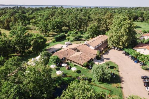 - une vue sur une ferme avec un bâtiment dans l'établissement Hôtel La Ferme d'En Chon, à Biscarrosse