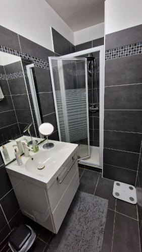 Photo de la galerie de l'établissement Cosy 1-bedroom apartment - Paris 17, à Paris