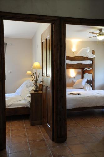 Ce lit se trouve dans un dortoir doté de 2 lits superposés. dans l'établissement GRAIN de SOLEIL, à Orgnac-lʼAven